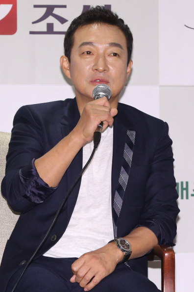 2015년 배우 이재룡이 서울 강남구 삼성동 그랜드 인터컨티넨탈호텔 서울 파르나스에서 열린 TV조선 예능프로그램 '인스턴트의 재발견 간편밥상' 제작발표회에서 질문에 답하고 있다./사진=머니투데이 DB.