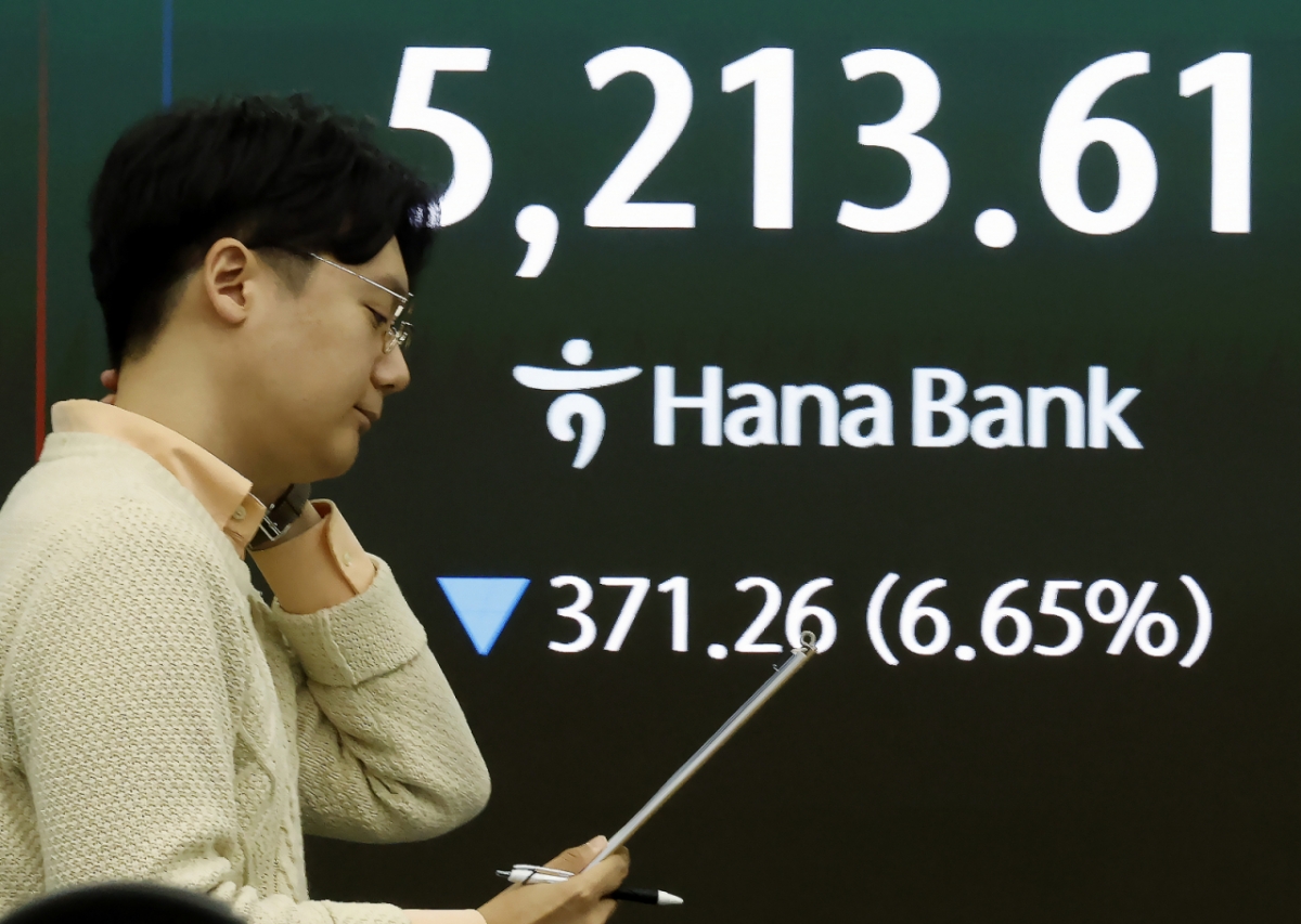 (서울=뉴스1) 박정호 기자 = 9일 서울 중구 하나은행 딜링룸 전광판에 코스피 등 시황이 표시되고 있다. 이날 코스피는 전 거래일 대비319.50p(5.72%) 내린 5265.37, 코스닥은 58.19p(5.04%) 내린 1096.48, 원·달러환율은 17.4원 오른 1492.0원에 개장했다. 2026.3.9/뉴스1 Copyright © 뉴스1. All rights reserved. 무단 전재 및 재배포, AI학습 이용 금지. /사진=(서울=뉴스1) 박정호 기자