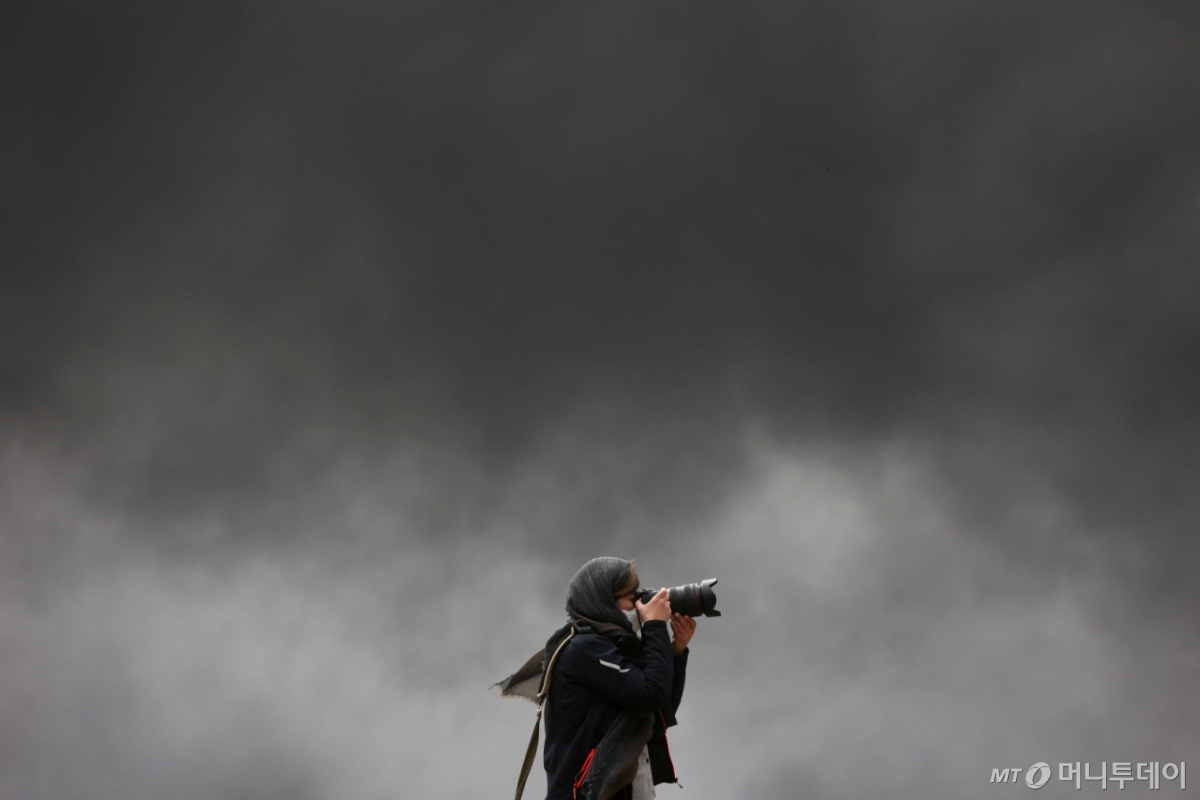 (테헤란 로이터=뉴스1) 김경민 기자 = 이란 테헤란 샤흐란 연료 저장시설에서 8일(현지시간) 이스라엘의 공격이 보고된 후 연기가 피어오르고 있다. 2026.3.8 ⓒ 로이터=뉴스1 Copyright © 뉴스1. All rights reserved. 무단 전재 및 재배포, AI학습 이용 금지. /사진=(테헤란 로이터=뉴스1) 김경민 기자