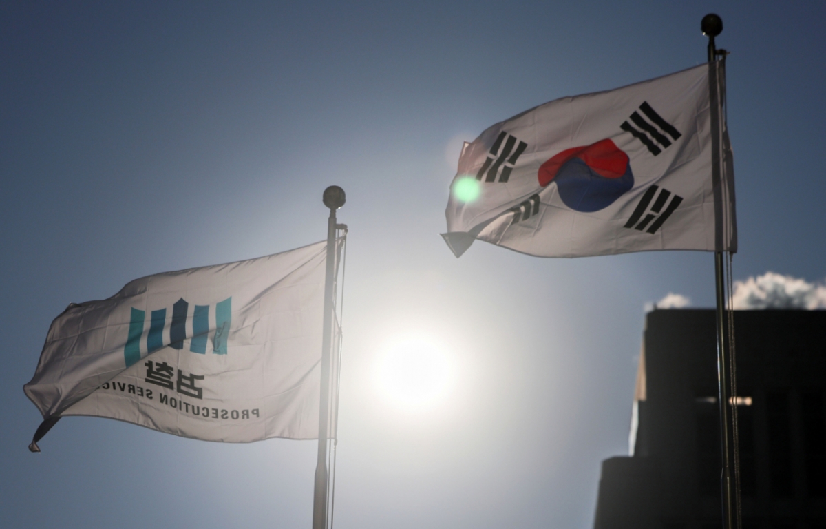 태극기와 검찰 깃발이 휘날리고 있다./사진=뉴시스