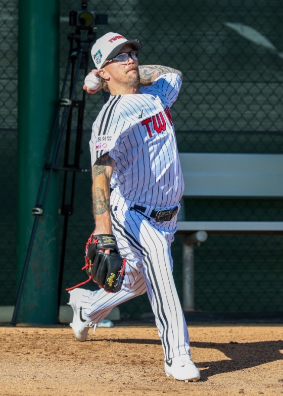 라클란 웰스가 미국 애리조나 스프링캠프에서 연습 투구를 하고 있다. /사진=LG 트윈스