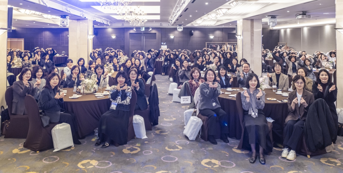 신한금융그룹(회장 진옥동)은 지난 6일 오후 서울시 중구에 위치한 로얄호텔에서'2026 신한 쉬어로즈(SHeroes) 컨퍼런스'를 개최했다고 9일 밝혔다. 이날 행사에 참여한 진옥동 신한금융그룹 회장과 쉬어로즈 멤버들이 기념촬영하는 모습. /사진제공=신한금융