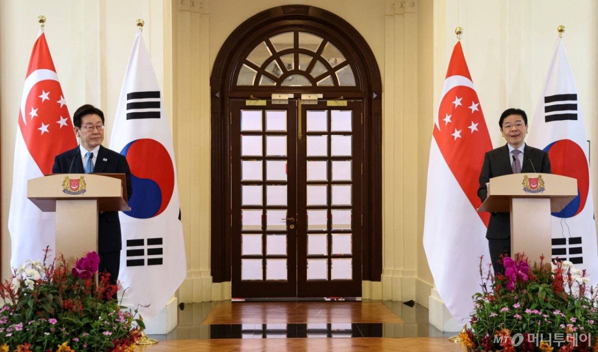 (싱가포르=뉴스1) 허경 기자 = 싱가포르를 국빈 방문 중인 이재명 대통령과 로렌스 웡 싱가포르 총리가 2일(현지시간) 싱가포르 외교부에서 공동언론발표를 하고 있다. 2026.3.2/뉴스1  Copyright © 뉴스1. All rights reserved. 무단 전재 및 재배포,  AI학습 이용 금지. /사진=(싱가포르=뉴스1) 허경 기자