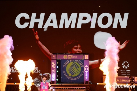 우승을 차지한 왕즈이. /AFPBBNews=뉴스1