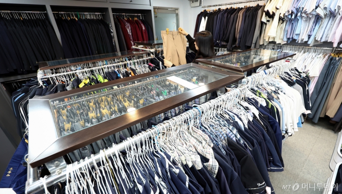 (서울=뉴스1) 최지환 기자 = 오는 20일 '교복 제도 관련 부처별 대응 방안'을 주제로 정부 합동 회의를 앞둔 19일 서울 송파구 나눔교복매장에서 관계자가 교복을 정리하고 있다. 나눔교복매장은 송파구청이 주변 학교와 송파구주부환경협의회가 함께 운영하는 매장으로 자켓 5000원, 바지 3000원 등 기부받은 중고 교복을 저렴하게 판매한다. 2026.2.19/뉴스1 Copyright © 뉴스1. All rights reserved. 무단 전재 및 재배포, AI학습 이용 금지. /사진=(서울=뉴스1) 최지환 기자