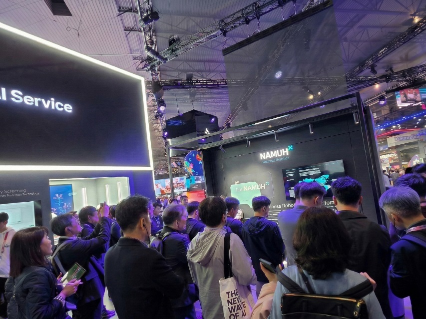 스페인 바르셀로나에서 열린 'MWC 2026'에서 SK인텔릭스관에 관람객이 들어가고 있는 모습/사진=SK인텔릭스