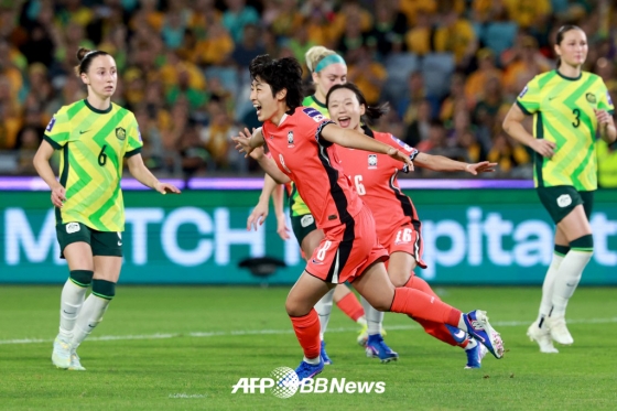 대한민국 여자 축구대표팀 김신지가 8일 호주 시드니의 스타디움 오스트레일리아에서 열린 2026 AFC 여자 아시안컵 조별리그 A조 3차전 호주전에서 골을 넣은 뒤 기뻐하고 있다. /AFPBBNews=뉴스1