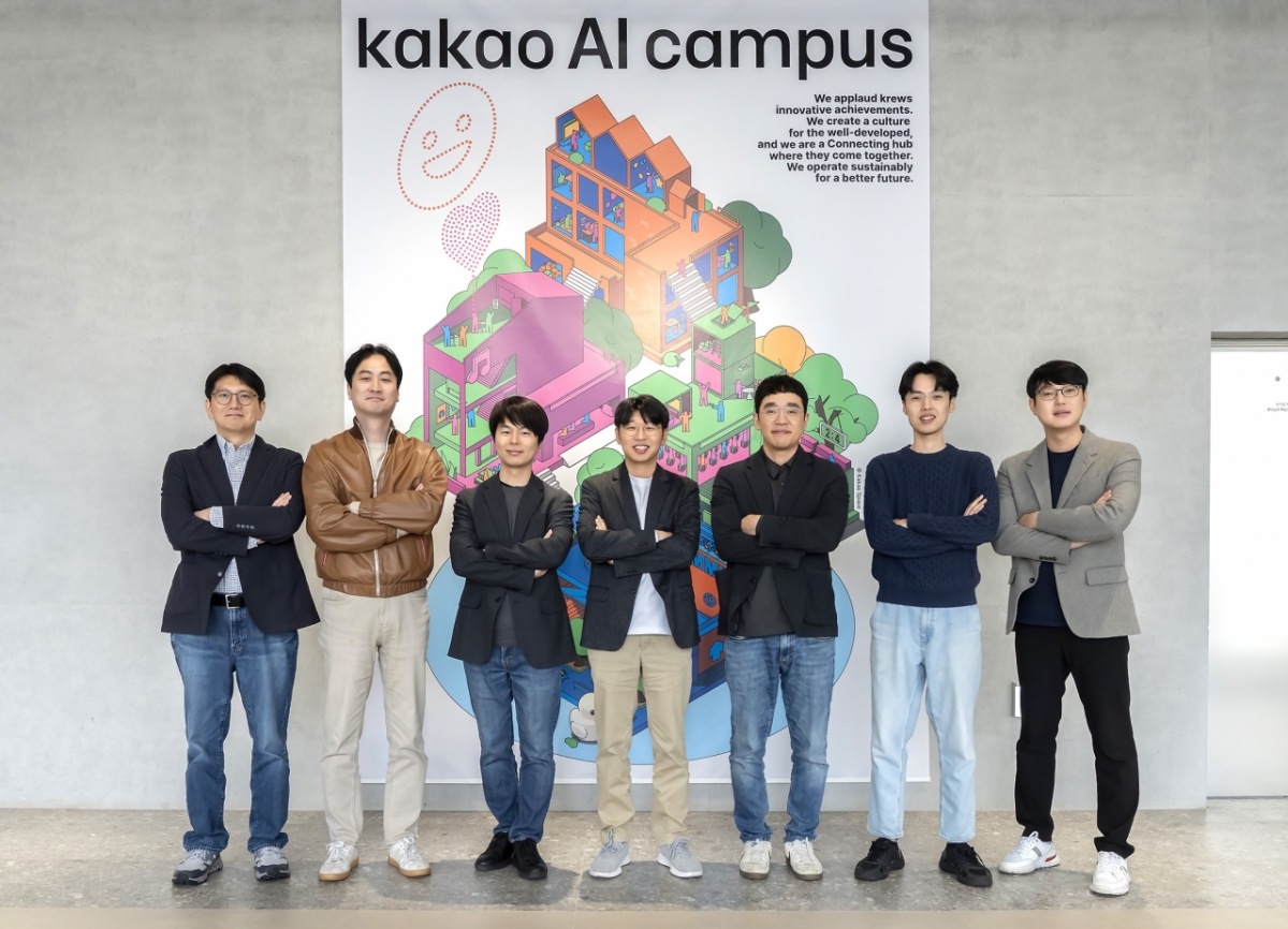 카카오는 6일 카카오 AI 캠퍼스에서 학계 전문가로 구성된 카카오 AI 자문 그룹의 발족식을 열고, 자문 방향과 연간 아젠다를 논의했다. (왼쪽부터) 김세웅 카카오 AI 커뮤니케이션 성과리더, 장준혁 한양대학교 융합전자공학부 교수, 주한별 서울대학교 컴퓨터공학부 교수, 최종현 서울대학교 전기·정보공학부 교수, 신진우 KAIST ICT 석좌교수, 이주호 KAIST 김재철AI대학원 교수, 김승룡 KAIST 김재철AI대학원 교수./사진제공=카카오