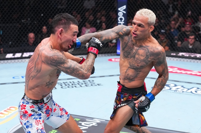 올리베이라(오른쪽)가 할로웨이의 안면에 주먹을 꽂아넣고 있다. /사진=UFC 제공