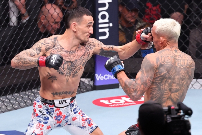 할로웨이(왼쪽)가 올리베이라를 공격하고 있다. /사진=UFC 제공