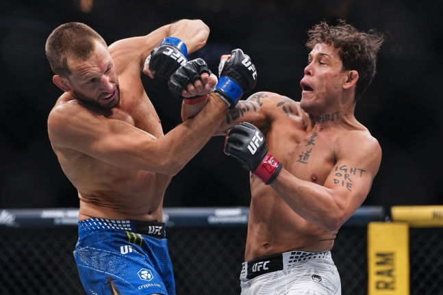 보할류(오른쪽)가 더 리더를 상대로 공격을 펼치고 있다. /사진=UFC 제공