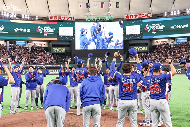 대만 선수들이 마운드 근처에서 기쁨을 나누고 있다. /사진=CPBL 공식 SNS