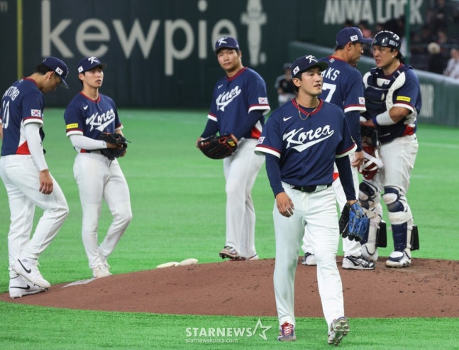 고영표(앞)가 7일 일본전 3회 스즈키 세이야에게 연타석 홈런을 허용한 뒤 마운드를 내려오고 있다. /사진=강영조 선임기자