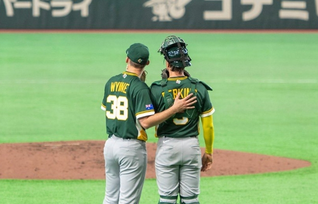 8일 일본전에 나섰던 코엔윈(왼쪽)이 호주 포수 퍼킨스와 대화를 나누고 있다. /사진=호주 야구 대표팀 공식 SNS