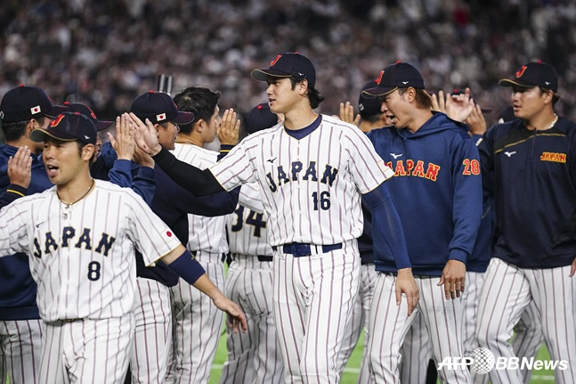 일본 선수단이 8일 호주전 승리를 거두고 하이파이브를 하고 있다. 가운데는 오타니. /AFPBBNews=뉴스1