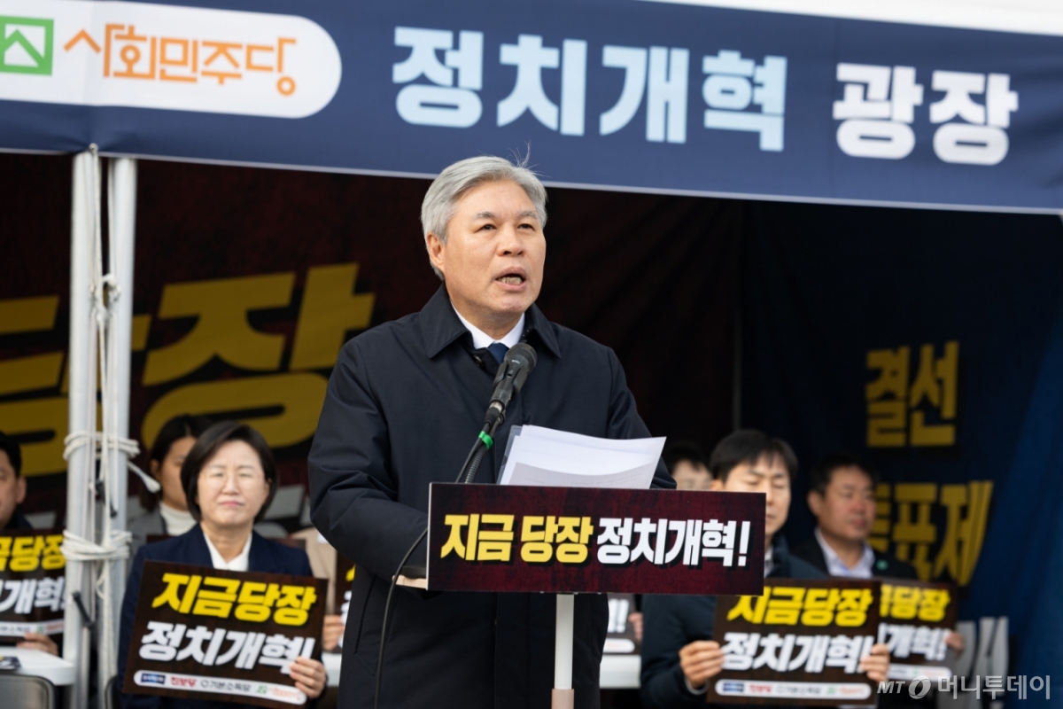 (서울=뉴스1) 유승관 기자 = 서왕진 조국혁신당 원내대표가 9일 서울 여의도 국회 본청 앞에서 열린 '국회를 정치개혁의 광장으로!' 개혁진보4당 정치개혁 농성 출범식에서 모두 발언을 하고 있다. 2026.3.9/뉴스1  Copyright © 뉴스1. All rights reserved. 무단 전재 및 재배포,  AI학습 이용 금지. /사진=(서울=뉴스1) 유승관 기자