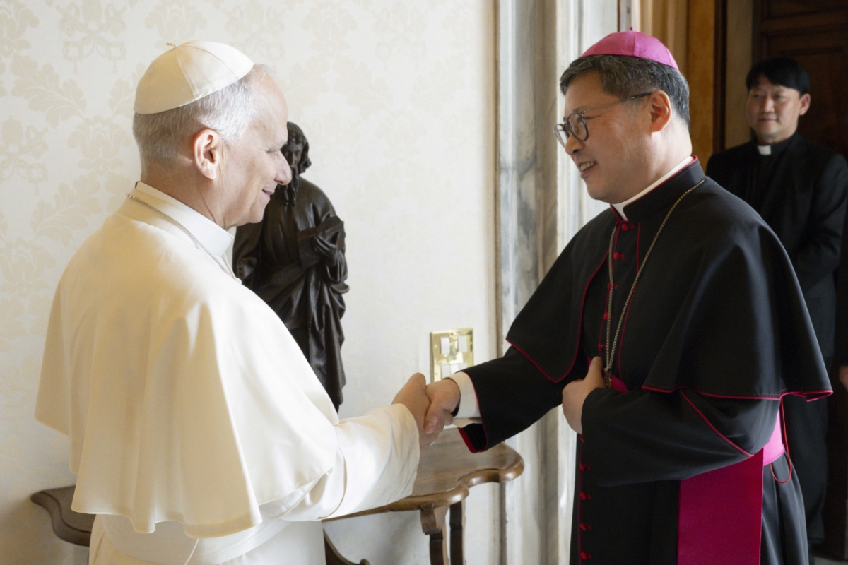 정순택 대주교가 레오 14세 교황을 알현한 모습. / 사진제공 = 바티칸 미디어
