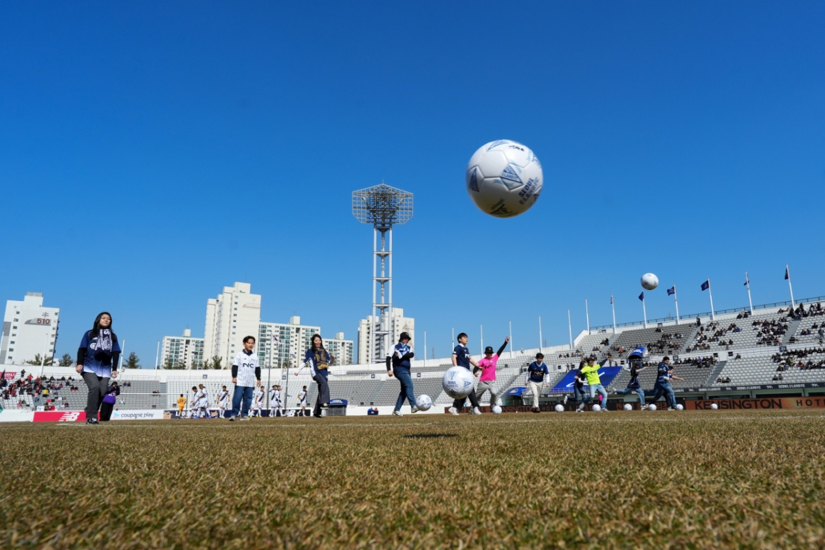 시축하는 서울 이랜드 팬들. /사진=서울이랜드 제공
