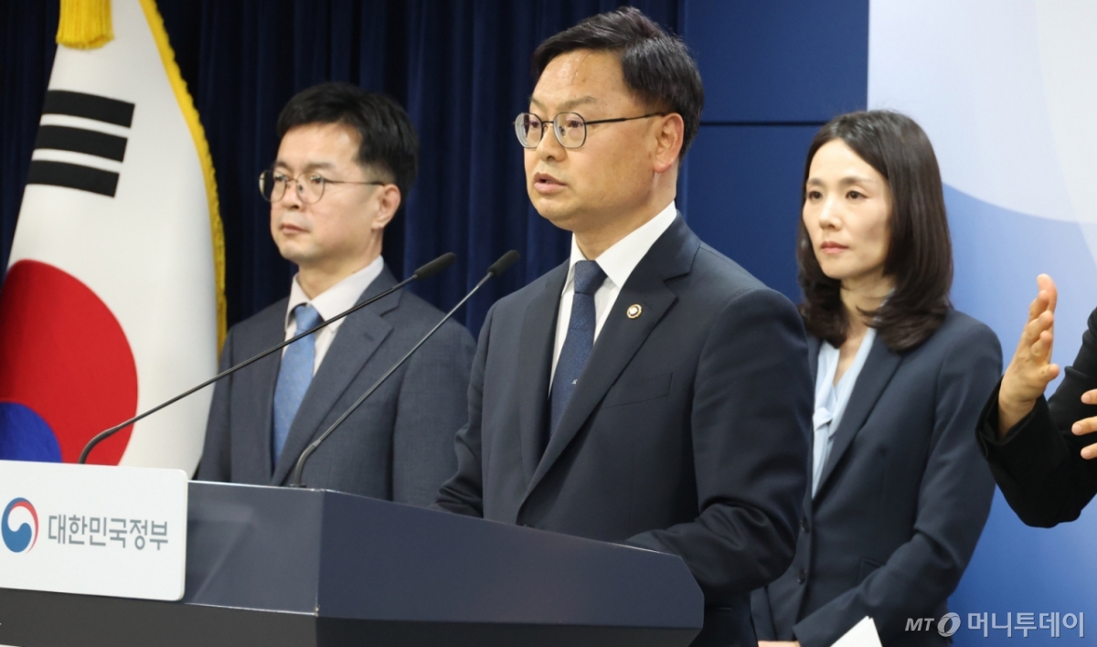 김성범 해양수산부 차관이 4일 오후 서울 종로구 정부서울청사에서 열린 중동 상황점검 관련 긴급 관계부처회의 후 브리핑을 하고 있다. /사진=뉴시스.