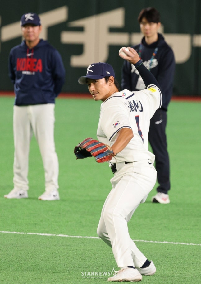 수비 훈련을 하고 있는 신민재. /사진=강영조 선임기자