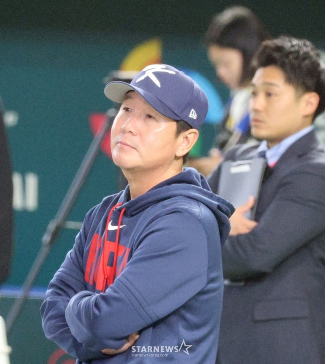 훈련을 지켜보는 류지현 감독. /사진=강영조 선임기자