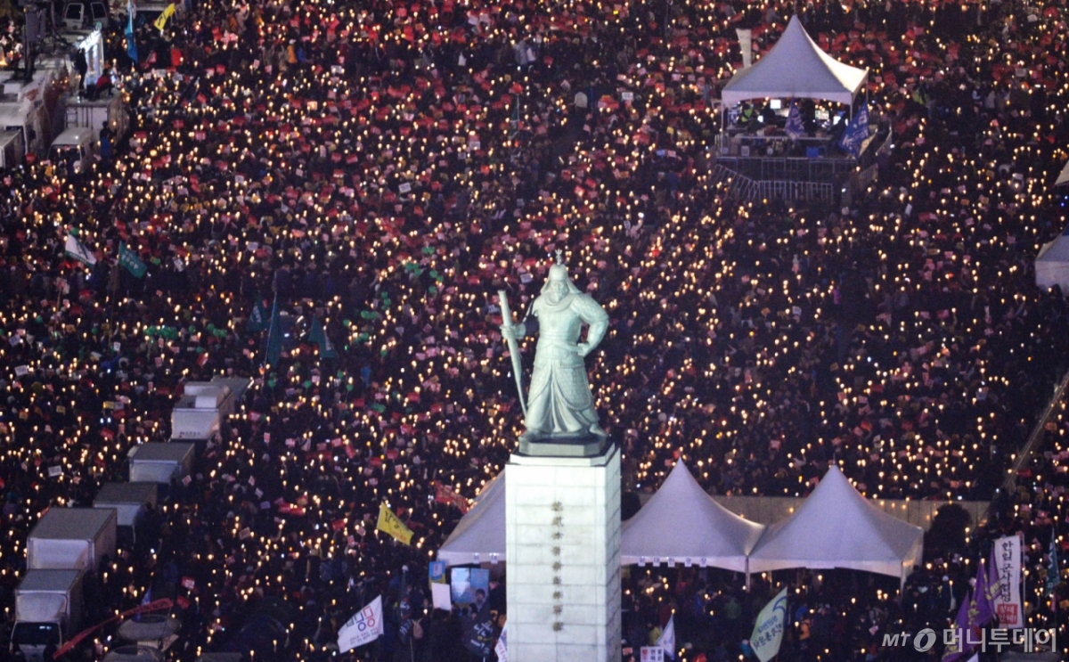 박 전 대통령의 탄핵을 요구하는 촛불집회가 매주 이어졌다. /사진=머니투데이 DB