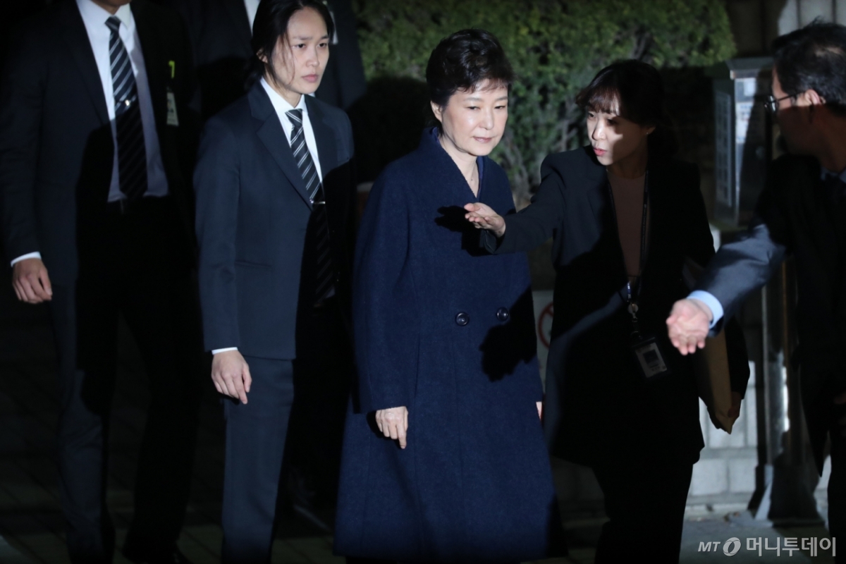 박근혜 전 대통령이 2017년 3월 30일 오후 서초구 서울중앙지방법원에서 영장실질심사를 마친 뒤 검찰로 이동하고 있다. /사진=머니투데이 DB