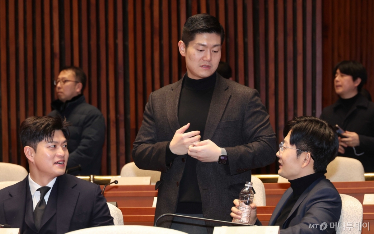 [서울=뉴시스] 조성봉 기자 = 김용태(왼쪽부터), 김재섭, 박충권 국민의힘 의원이 9일 오후 서울 여의도 국회에서 열린 의원총회에서 대화를 하고 있다. 2025.03.09. suncho21@newsis.com /사진=조성봉