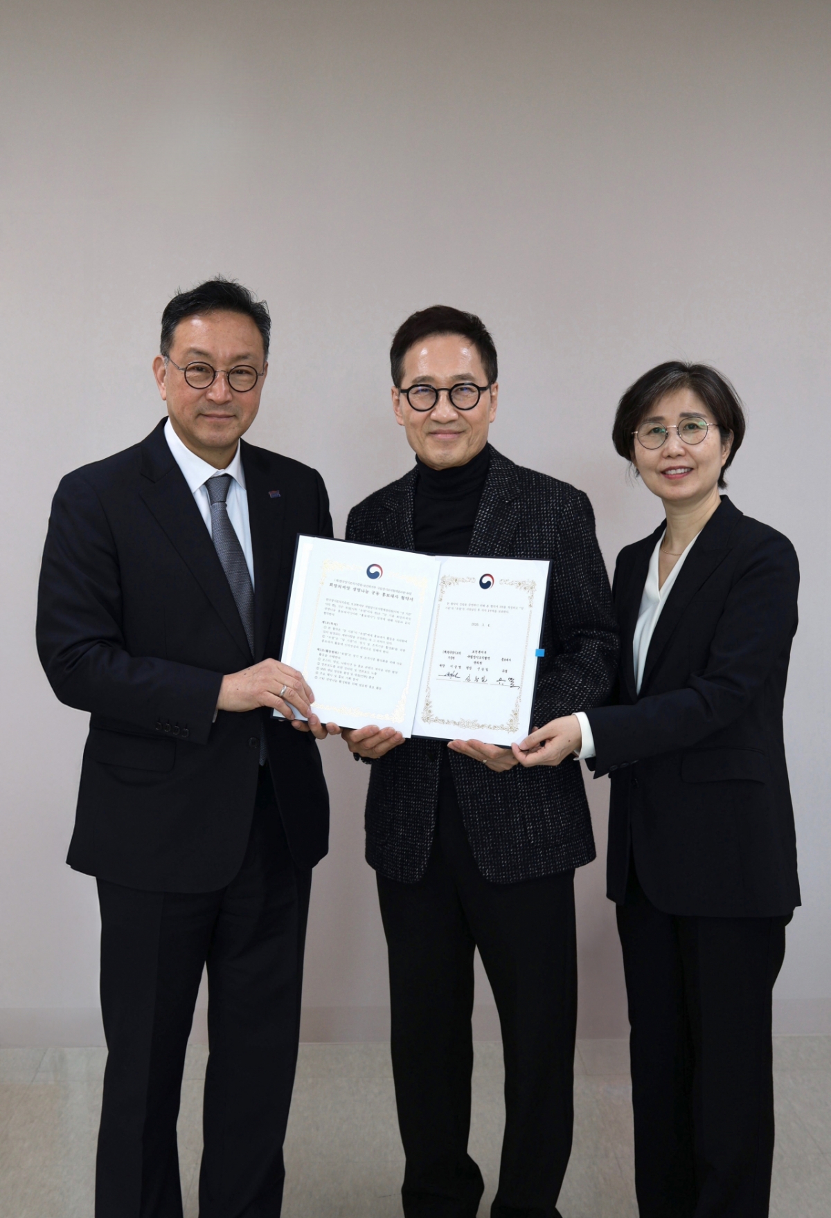 (왼쪽부터) 이삼열 한국장기조직기증원장, 가수 유열, 김영지 국립장기조직혈액관리원 장기기증지원과장/사진= 한국장기조직기증원