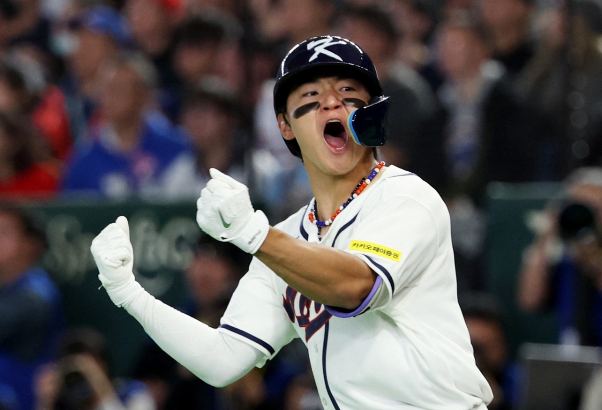 KIA 타이거즈 소속 한국 대표팀 내야수 김도영이 8일 대만전에서 6회 역전 투런포를 터트린 뒤 포효하고 있다. /AFPBBNews=뉴스1