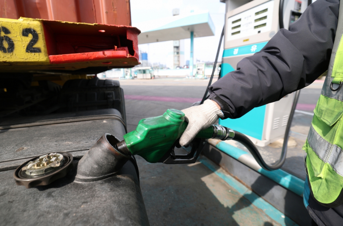 (의왕=뉴스1) 김영운 기자 = 호르무즈 해협 봉쇄 여파로 국제유가가 배럴당 100달러 넘어선 9일 경기 의왕시 의왕ICD 터미널 내 주유소에서 직원이 화물차에 주유를 하고 있다. 2026.3.9/뉴스1  Copyright © 뉴스1. All rights reserved. 무단 전재 및 재배포,  AI학습 이용 금지. /사진=(의왕=뉴스1) 김영운 기자