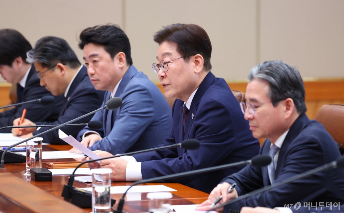 (서울=뉴스1) 이재명 기자 = 이재명 대통령이 9일 청와대에서 열린 중동상황 관련 비상경제점검회의에서 발언하고 있다. (청와대통신사진기자단) 2026.3.9/뉴스1 Copyright © 뉴스1. All rights reserved. 무단 전재 및 재배포, AI학습 이용 금지. /사진=(서울=뉴스1) 이재명 기자