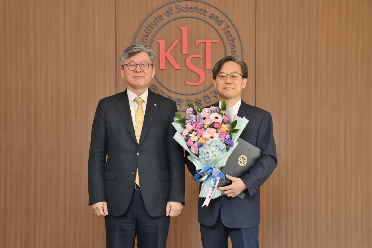 오상록 KIST 원장(왼쪽), 염성수 기후·환경연구소 책임연구원(오른쪽)이 기념촬영을 하고 있다. /사진=KIST