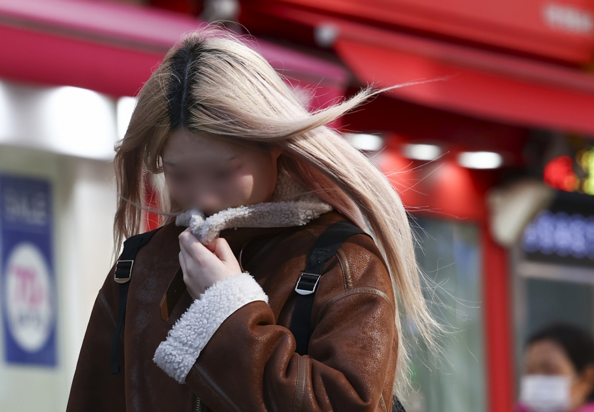 꽃샘추위가 찾아온 지난 7일 서울 명동거리에서 한 시민이 추위를 피하며 이동하고 있다. /사진=뉴시스