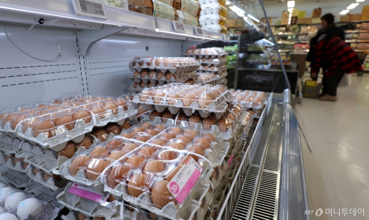 (서울=뉴스1) 김성진 기자 = 돼지고기와 한우, 닭고기 가격이 모두 1년 전보다 10% 넘게 오르면서 축산물 가격이 전반적으로 상승세를 보이고 있다. 5일 축산물품질평가원의 품목별가격 정보에 따르면 계란 특란 한 판(30개)의 지난 4일 기준 평균 소비자가격이 6천852원으로 1년 전보다 5.5% 높다. 사진은 이날 오후 서울 시내 한 대형마트에 진열된 계란 모습. 2026.3.5/뉴스1 Copyright © 뉴스1. All rights reserved. 무단 전재 및 재배포, AI학습 이용 금지. /사진=(서울=뉴스1) 김성진 기자