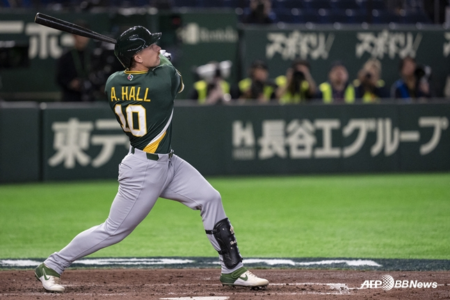 지난 6일 열린 체코전에서 홈런을 친 알렉스 홀. /AFPBBNews=뉴스1