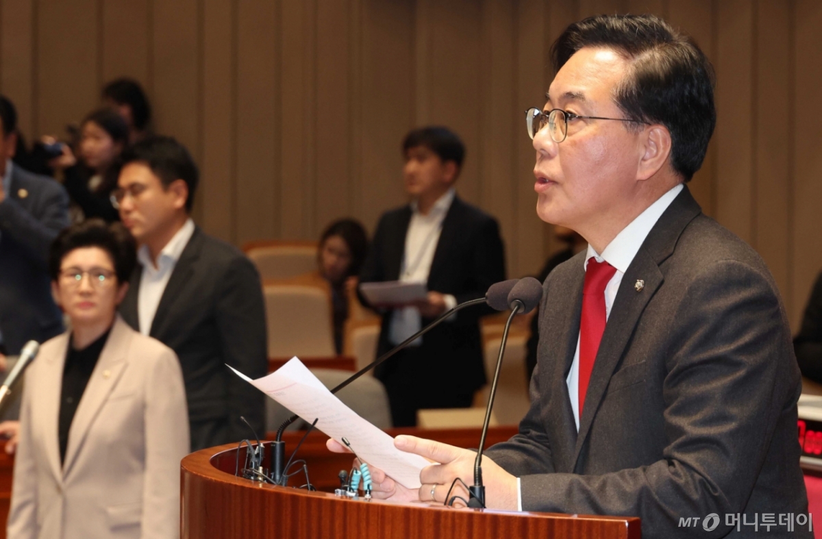 [서울=뉴시스] 조성봉 기자 = 송언석 국민의힘 원내대표가 9일 오후 서울 여의도 국회에서 열린 의원총회에서 발언을 하고 있다. 2025.03.09. suncho21@newsis.com /사진=조성봉