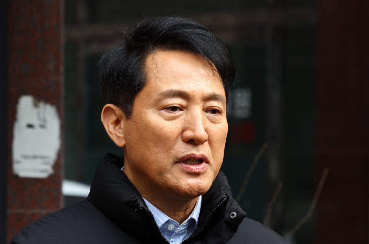 오세훈 서울시장이 9일 서울 동대문구 휘경동을 찾아 전월세 청년 주거난 관련 현장 방문 후 인터뷰하고 있다. /사진=뉴시스