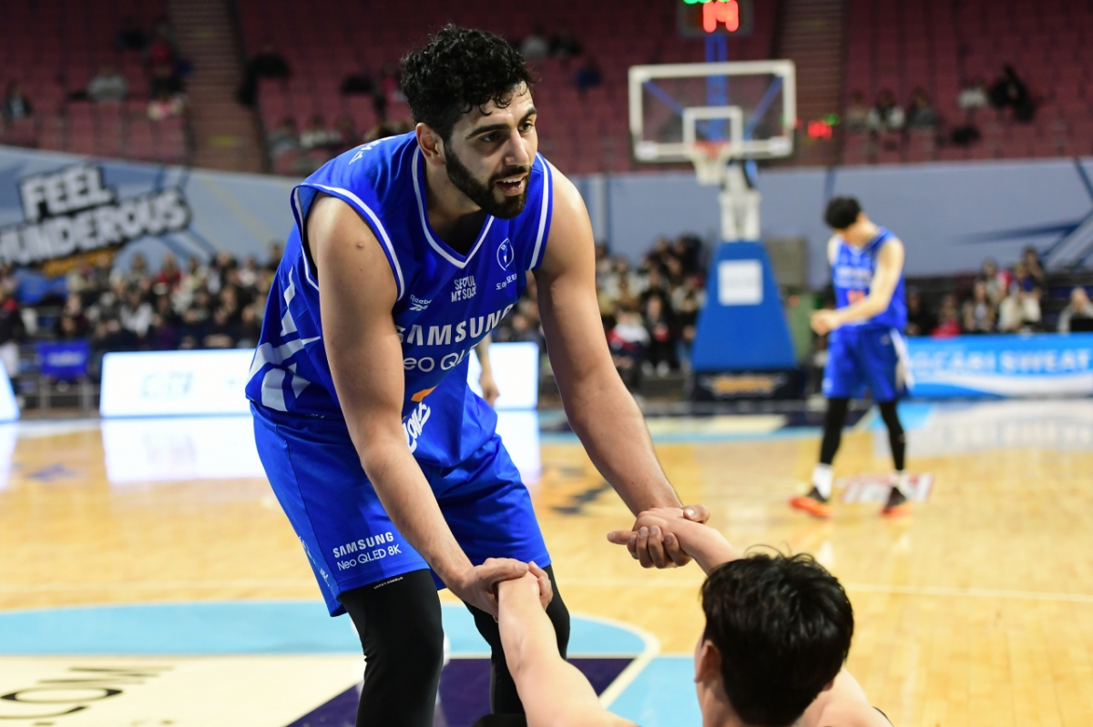 칸터가 상대 선수를 부축하고 있다. /사진=KBL 제공