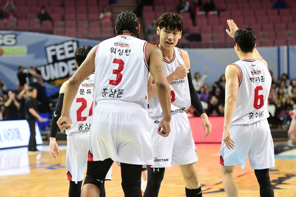 워싱턴(왼쪽)과 박정웅(가운데)이 세리머니하고 있다. /사진=KBL 제공