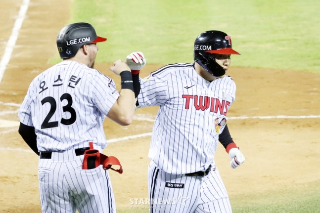 LG의 오스틴 딘(왼쪽)과 문보경. /사진=강영조 선임기자