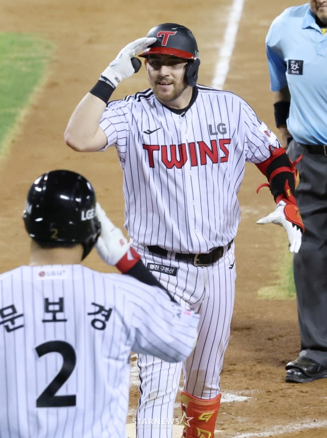 LG의 오스틴 딘(오른쪽)과 문보경. /사진=김진경 대기자