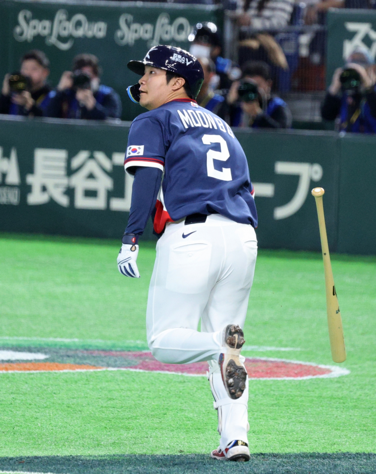 야구대표팀 5번타자 문보경이 9일 도쿄돔에서 열린 2026 WBC 도쿄POOL 대한민국과 호주 경기 5회초 2사 2루에서 적시타를 터트리며 자축하고 있다. 2026.03.08. /사진=강영조 선임기자