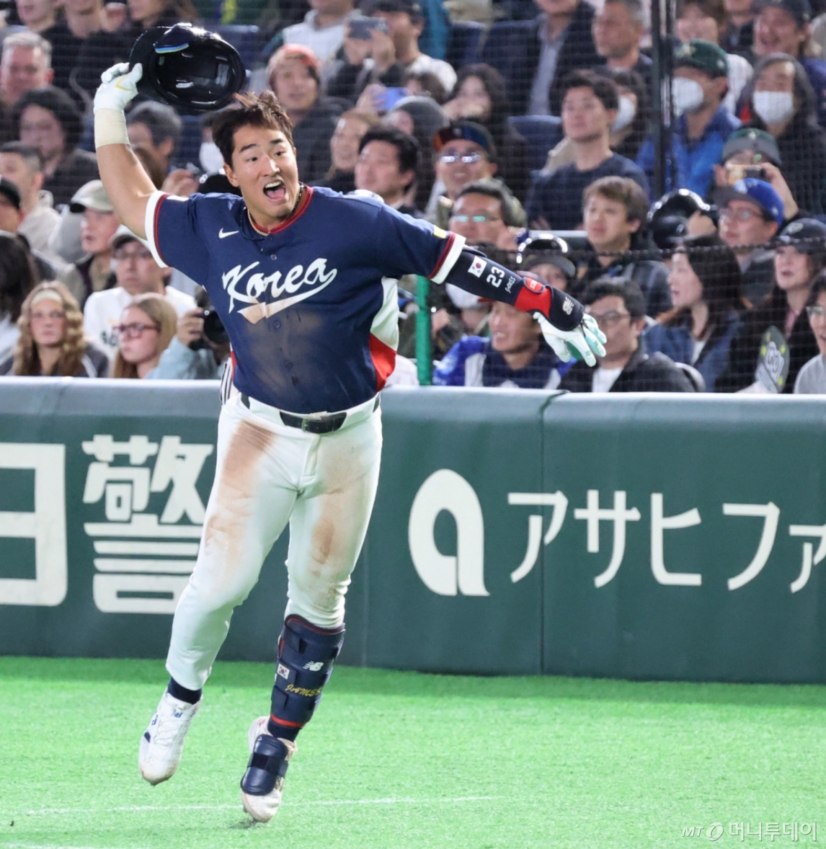 야구대표팀 4번타자 안현민이 9일 도쿄돔에서 열린 2026 WBC 도쿄POOL 대한민국과 호주 경기 9회초 1사 1,3루에서 1타점  외야플라이를 터트린 후 환호하고 있다. /사진=머니투데이 DB