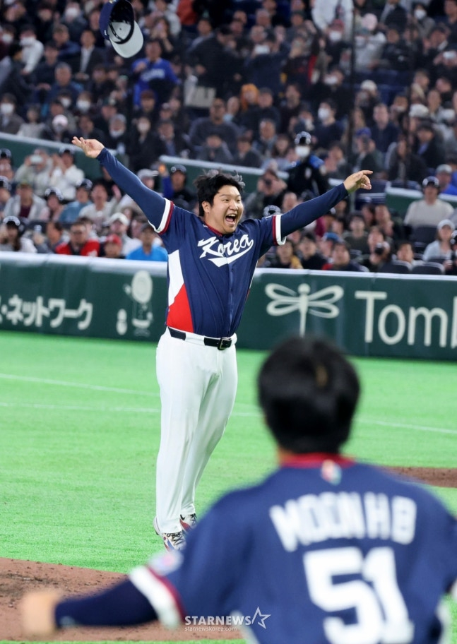 마지막 아웃카운트를 잡아낸 문보경. /사진=강영조 선임기자