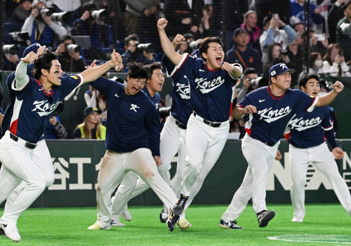 극적 8강 진출 확정 후 기뻐하는 한국 대표팀 선수들. /로이터=뉴스1