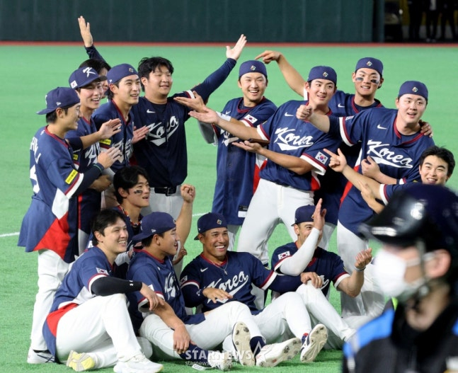 호주전 맹활약한 문보경이 9일 도쿄돔에서 열린 2026 WBC 도쿄POOL 대한민국과 호주 경기에서 7-2로 승리하며 마이애미행을 확정지은 후 야수들과 자축하고 있다. /사진=강영조 선임기자