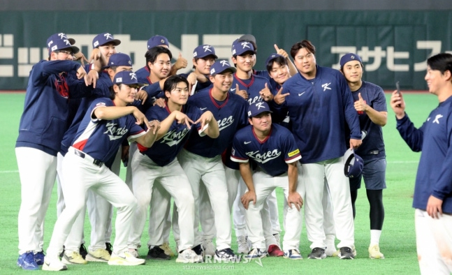 야구대표팀 류현진 등 투수들이 9일 도쿄돔에서 열린 2026 WBC 도쿄POOL 대한민국과 호주 경기에서 7-2로 승리하며 마이애미행을 확정지은 후 기념촬영을 하며 자축하고 있다. /사진=강영조 선임기자