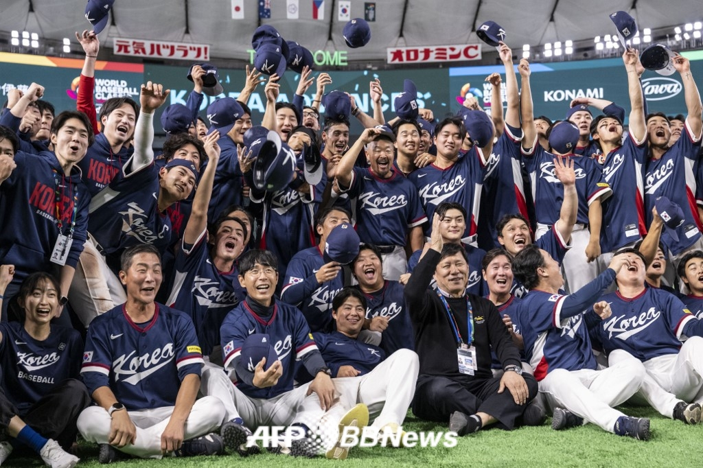 8강 진출을 확정한 뒤 허구연(아랫줄 오른쪽에서 네 번째) KBO 총재와 류지현(오른쪽에서 세 번째) 대표팀 감독 등 관계자들이 선수들과 함께 기념 촬영에 임하며 기쁨을 표현하고 있다. /AFPBBNews=뉴스1
