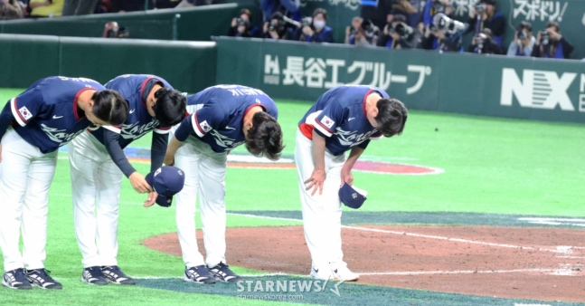 류지현 감독(오른쪽)을 비롯한 코칭 스태프가 인사를 하고 있다. /사진=강영조 선임기자